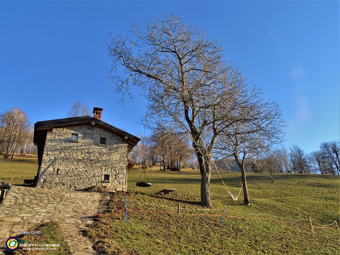 96 Scendiamo di baita in baita sostando ogni tanto ad ammirare il panorama.JPG